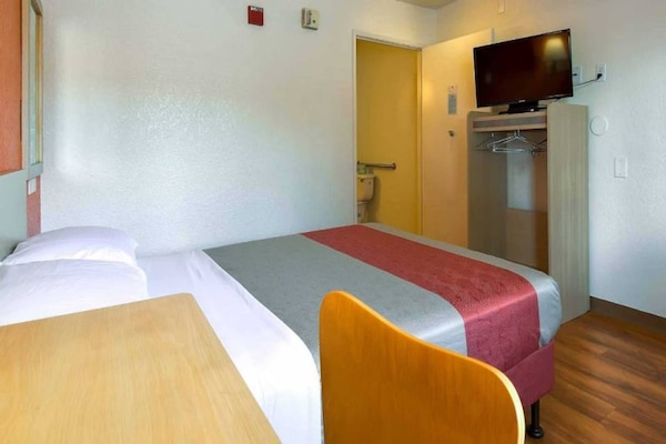 Foto van 1 tweepersoonsbed (Queensize) met koelkast | Westminster - BedRoom