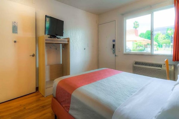 Foto van 1 tweepersoonsbed (Queensize) met koelkast | Westminster - BedRoom