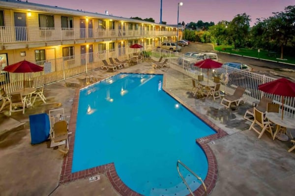 Foto van 1 tweepersoonsbed (Queen size) | Richland - Vakantiehuis in Richland - Pool