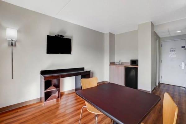 Foto van 1 tweepersoonsbed (Queensize) | Mobiliteit | Badkuip | NSMK | Micfridg - BedRoom