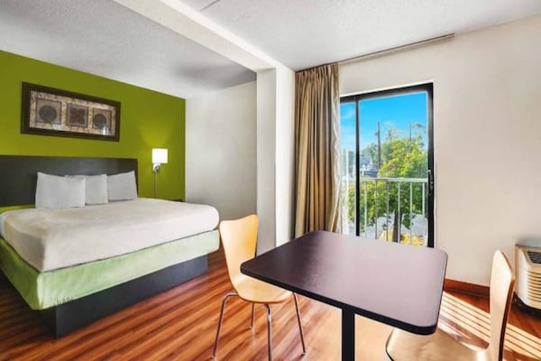Foto van 1 tweepersoonsbed (Queensize) | Mobiliteit | Badkuip | NSMK | Micfridg - BedRoom