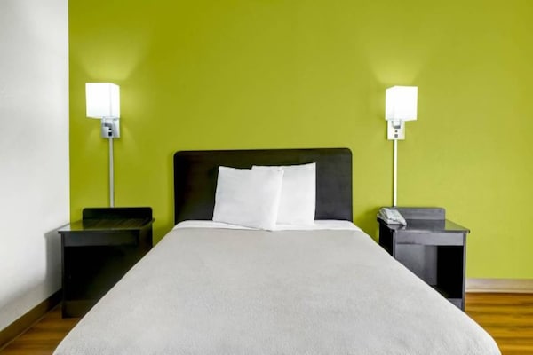 Foto van 1 tweepersoonsbed (Queensize) | Mobiliteit | Badkuip | NSMK | Micfridg - BedRoom