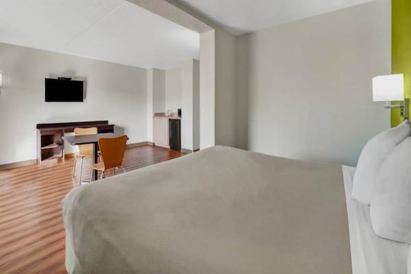 Foto van 1 tweepersoonsbed (Queensize) | Mobiliteit | Badkuip | NSMK | Micfridg - BedRoom