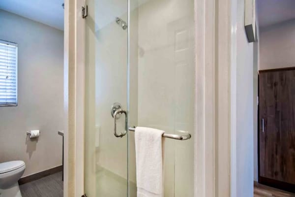 Foto van 1 King Bed | Niet-rokende, Keuken - Vakantiehuis in Rosemead - BathRoom