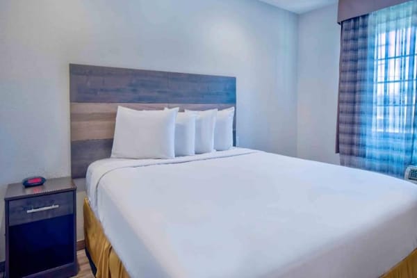 Foto van 1 King Bed | Niet-rokende, Keuken - Vakantiehuis in Rosemead - BedRoom
