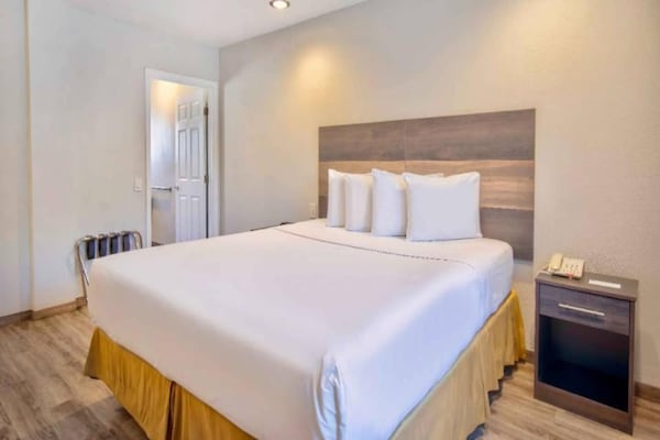Foto van 1 King Bed | Niet-rokende, Keuken - Vakantiehuis in Rosemead - BedRoom