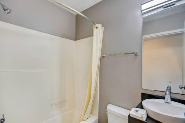 Foto van 1 Queensize Bed | Niet Rokend - Vakantiehuis in Ocean Springs - BathRoom