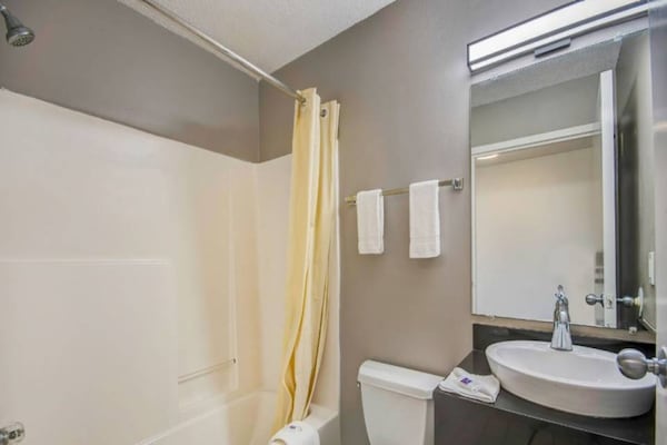 Foto van 1 Queensize Bed | Niet Rokend - Vakantiehuis in Ocean Springs - BathRoom