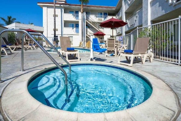 Foto van 1 tweepersoonsbed (queensize) | Minikoelkast - Vakantiehuis in Ventura - Pool