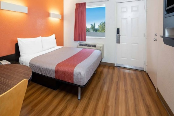 Foto van 1 tweepersoonsbed (queensize) | Minikoelkast - Vakantiehuis in Ventura - BedRoom