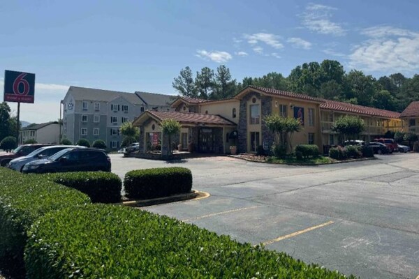 Foto van 1 King Bed | Niet-rokende, Micfridge - Vakantiehuis in Huntsville AL - ExteriorSummer