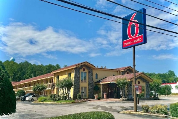 Foto van 1 King Bed | Niet-rokende, Micfridge - Vakantiehuis in Huntsville AL - ExteriorSummer