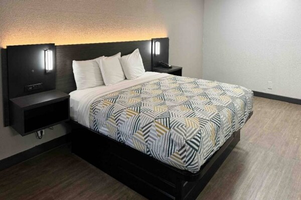 Foto van 1 King Bed | Niet-rokende, Micfridge - Vakantiehuis in Huntsville AL - BedRoom