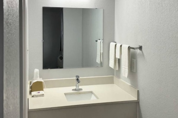 Foto van 1 King Bed | Niet-rokende, Micfridge - Vakantiehuis in Huntsville AL - BathRoom