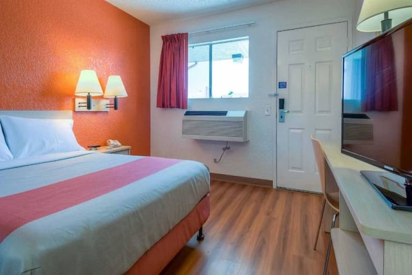 Foto van 1 tweepersoonsbed (Queensize) | Deluxe - Vakantiehuis in Rowland Heights - BedRoom
