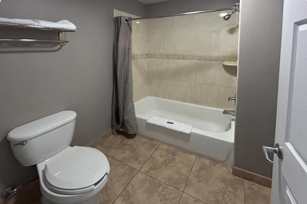 Foto van 1 kingsize bed | Rookvrij, koelkast - Vakantiehuis in Mojave - BathRoom