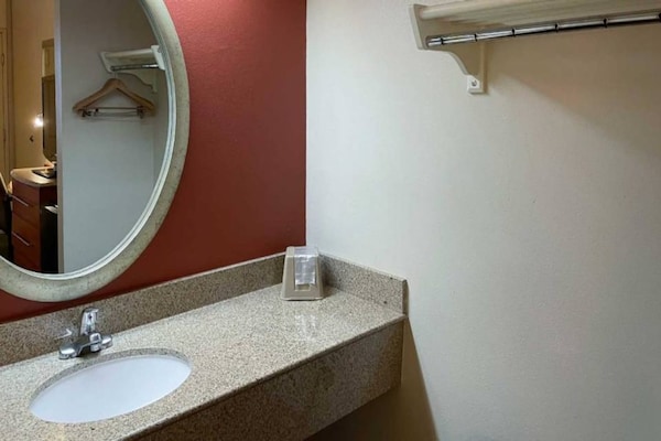 Foto van 1 kingsize bed | Roken toegestaan, magnetron - Vakantiehuis in Barstow - BathRoom