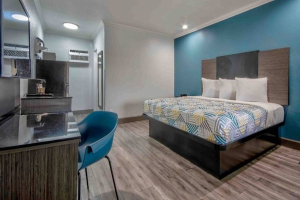 Foto van 1 kingsize bed | Rookvrij, koelkast - Vakantiehuis in San Bernardino - BedRoom