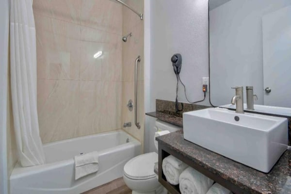 Foto van 1 kingsize bed | Rookvrij, koelkast - Vakantiehuis in San Bernardino - BathRoom