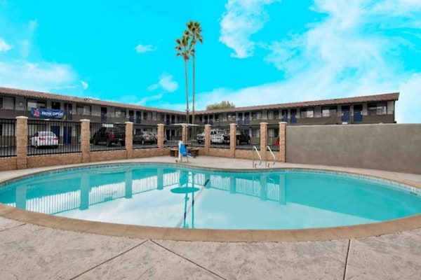Foto van 1 kingsize bed | Rookvrij, koelkast - Vakantiehuis in San Bernardino - Pool