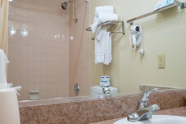 Foto van 1 kingsize bed | Rookvrij, koelkast - Vakantiehuis in Anaheim - BathRoom
