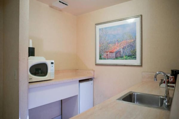 Foto van 1 kingsize bed | Rookvrij, koelkast - Vakantiehuis in Anaheim - Facilities