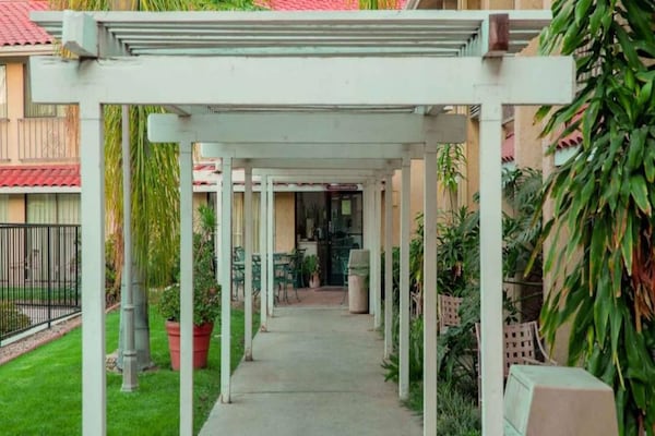 Foto van 1 kingsize bed | Rookvrij, koelkast - Vakantiehuis in Anaheim - ExteriorSummer