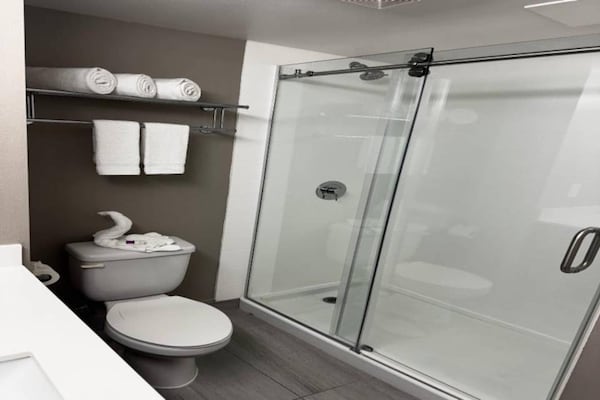Foto van 1 kingsize bed | Rookvrij, koelkast - Vakantiehuis in Carson - Facilities