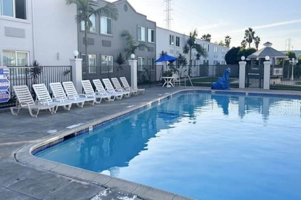 Foto van 1 kingsize bed | Rookvrij, koelkast - Vakantiehuis in Carson - Pool