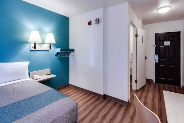 Foto van 1 tweepersoonsbed | Rolstoeltoegankelijke douche/Rookvrij - BedRoom