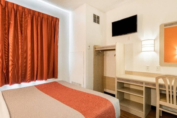 Foto van 1 tweepersoonsbed (queensize) | rookvrij - Vakantiehuis in Newport - BedRoom