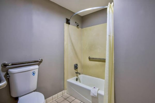 Foto van 1 kingsize bed | Nsmk, koelkast - Vakantiehuis in Jeffersonville - BathRoom