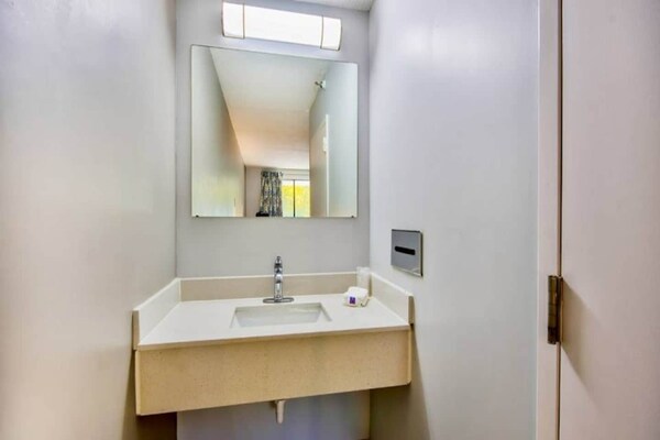 Foto van 1 kingsize bed | Nsmk, koelkast - Vakantiehuis in Jeffersonville - BathRoom