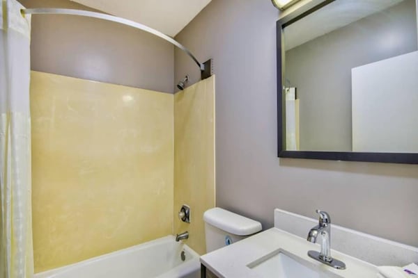 Foto van 1 kingsize bed | Nsmk, koelkast - Vakantiehuis in Jeffersonville - BathRoom