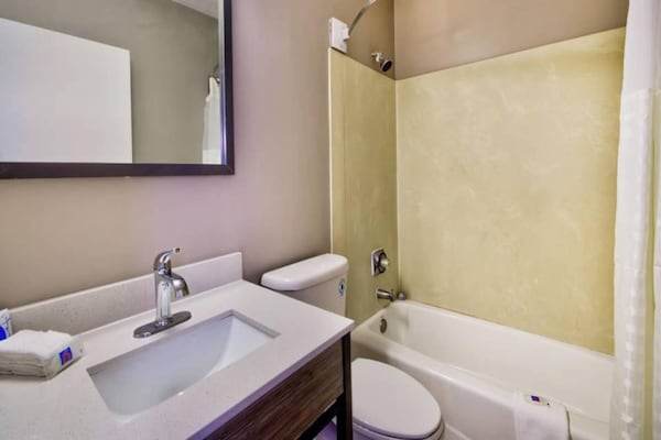 Foto van 1 kingsize bed | Nsmk, koelkast - Vakantiehuis in Jeffersonville - BathRoom