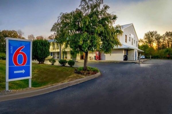 Foto van 1 kingsize bed | Nsmk, koelkast - Vakantiehuis in Jeffersonville - ExteriorSummer