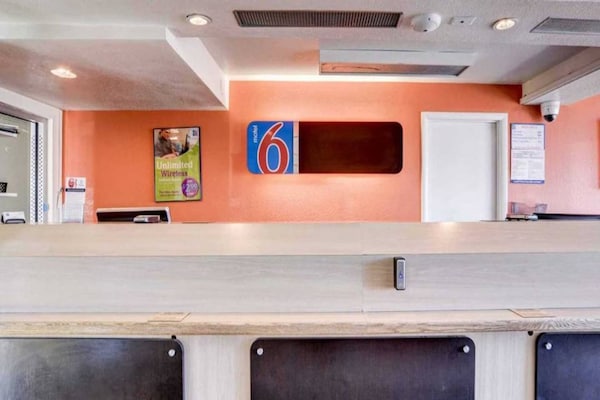 Foto van 1 queensize bed | Mob Acc RI Shwr Nsmk Micfridg - Vakantiehuis in Greenwood Village - FloorPlan