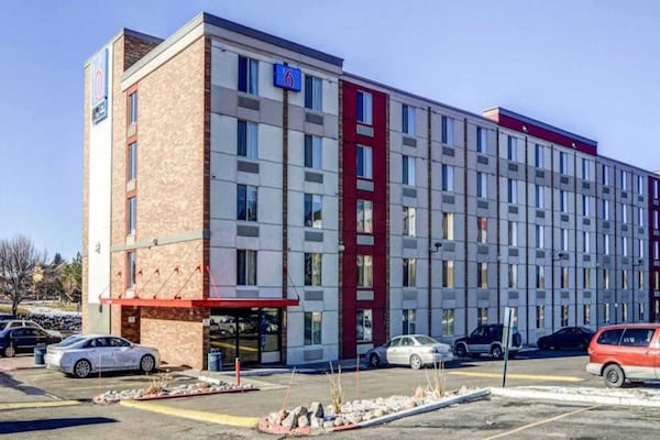 Foto van 1 queensize bed | Mob Acc RI Shwr Nsmk Micfridg - Vakantiehuis in Greenwood Village - ExteriorSummer