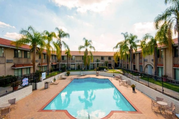 Foto van 1 kingsize bed | Suite, NSMK, keuken, slaapbank - Vakantiehuis in Anaheim - Pool