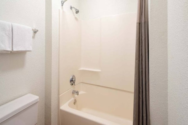 Foto van 1 tweepersoonsbed | Toegankelijk voor mindervaliden/badkuip/minikoelkast - BathRoom