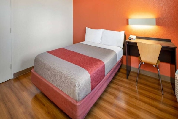 Foto van 1 tweepersoonsbed | Toegankelijk voor mindervaliden/badkuip/minikoelkast - BedRoom