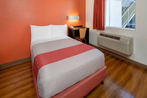 Foto van 1 tweepersoonsbed | Toegankelijk voor mindervaliden/badkuip/minikoelkast - BedRoom
