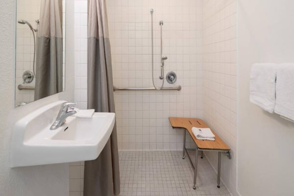 Foto van 1 tweepersoonsbed | Toegankelijk voor mindervaliden/badkuip/minikoelkast - BathRoom
