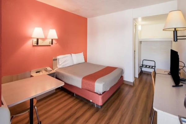 Foto van 1 tweepersoonsbed (queensize) | Niet-roken, koelkast (Micfridge) - BedRoom