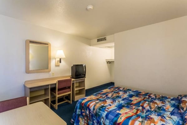 Foto van 1 tweepersoonsbed (queensize) | Niet-roken, koelkast (Micfridge) - BedRoom