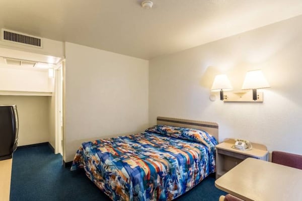 Foto van 1 tweepersoonsbed (queensize) | Niet-roken, koelkast (Micfridge) - BedRoom