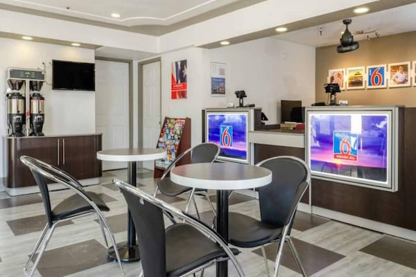 Foto van 1 kingsize bed | Suite, NSMK, Keuken, Slaapbank - Vakantiehuis in Fresno CA - FloorPlan