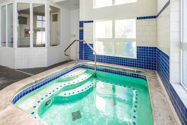 Foto van 1 tweepersoonsbed (queensize) | Rookvrij - Vakantiehuis in Clarkston - Pool