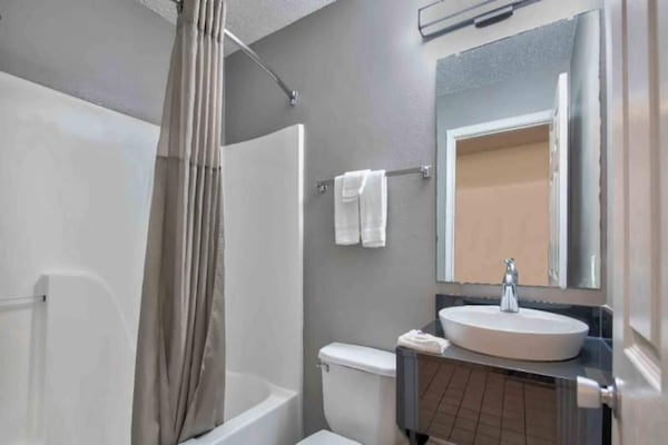 Foto van 1 tweepersoonsbed (queensize) | Rookvrij - Vakantiehuis in Pascagoula - BathRoom