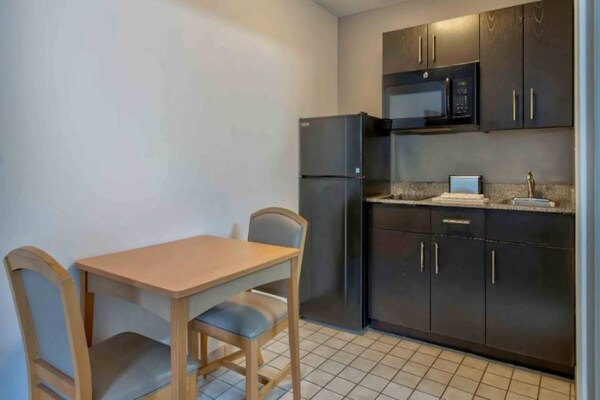 Foto van 1 tweepersoonsbed (queensize) | Rookvrij - Vakantiehuis in Pascagoula - Kitchen